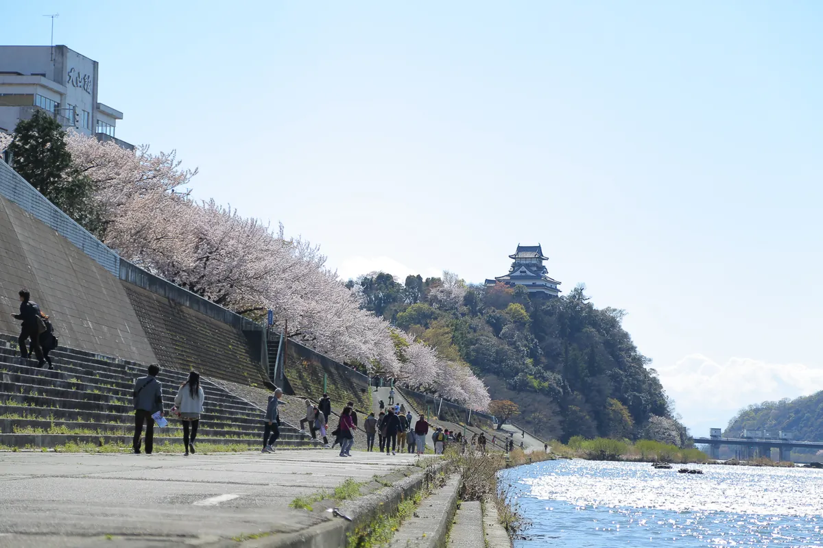 Walkway along the Kiso River near Inuyama Castle