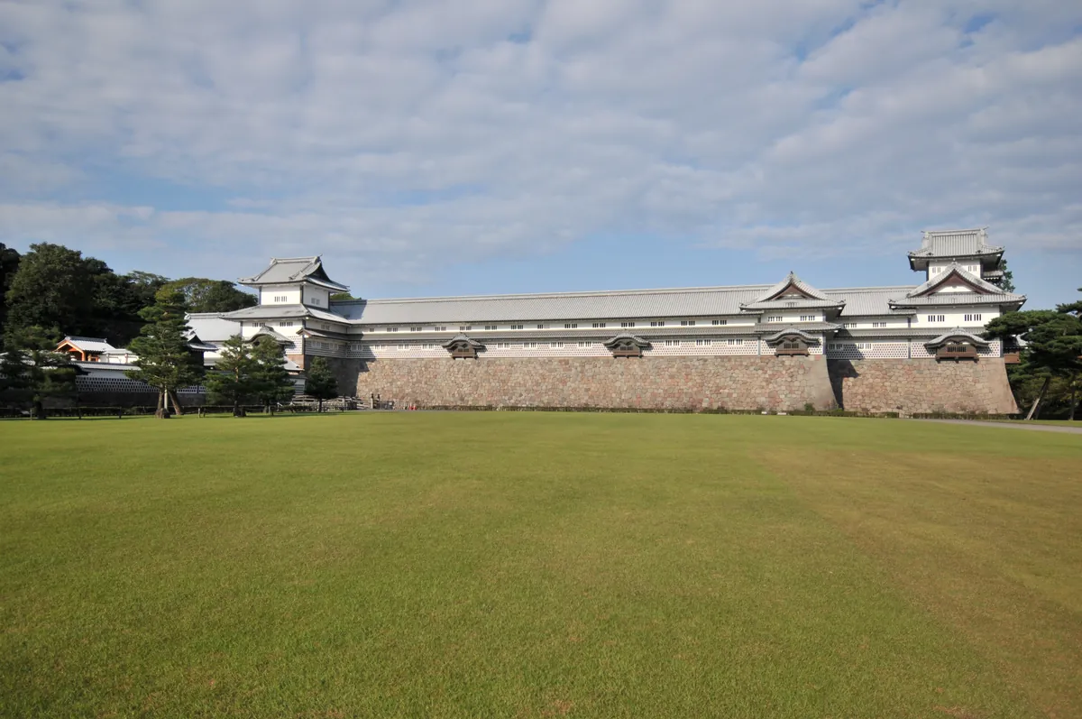 Hishi Yagura turret, Gojikken Nagaya storehouse, and Hashizumemon Tsuzuki Yagura at Kanazawa Castle