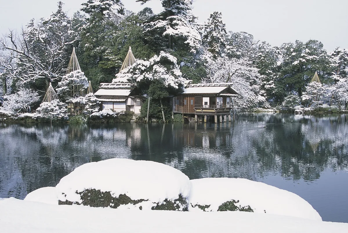 Kasumigaike Pond with Uchihashi-tei teahouse in Kenrokuen Garden
